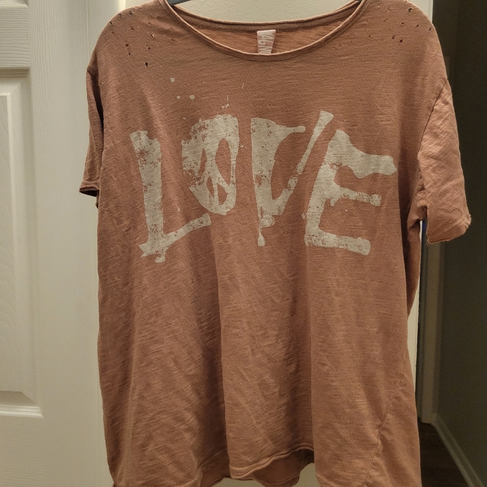 Magnolia pearl. Peace & love tee.